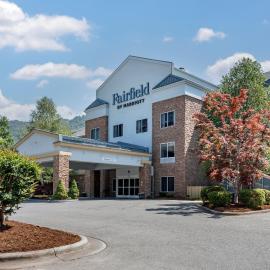 Fairfield Inn & Suites Cherokee، فندق في شيرروكي