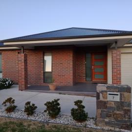 New self-contained one bedroom within a house, hotel sa Queanbeyan
