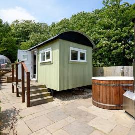 Luxury Coastal Shepherds Hut with hot tub, dining dome & a 5 Minute Walk to Pubs and Village