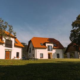 Hiša na Ravnah, hotell i Pišece