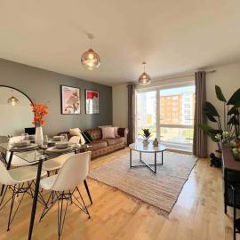 Beautiful Hatfield 2 Bedroom Apartment FREE Gated Parking - Modern Stylish - Business Park, Hertforshire University, St Albans, Welwyn Garden City, Luton Airport, Harry Potter Studio Tour, hotel in Hatfield