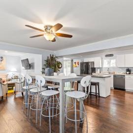 The Bamboo House! Dog-Friendly Home n RVA Sleeps 8, hotel in Richmond