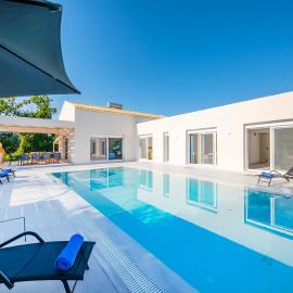Villa Ami, Roda, Corfu: 10 guests, heated pool, private mini golf, pool table & more!!, hotel en Rodas