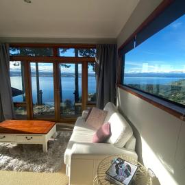 The Nest - Guest House, Acacia Bay, Panoramic Lake Views, hotel in Taupo