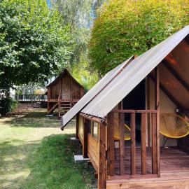 Camping Canal de Berry, hotell Saint-Amand-Montrondis