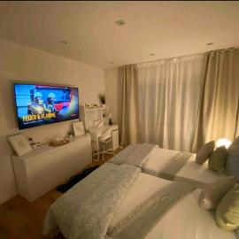 Near Messe and Playmobil Funpark between Nürnberg and Schwabach , Free parking , Netflix , 24h Self Check-in, Hotel in Schwabach