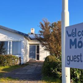 Móra guesthouse، فندق في Birkimelur 