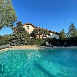 Villa d'architecte 200m² avec piscine privée et cheminée - FR-1-496-35, hotel a Pommiers-en-Forez