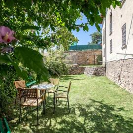 Casa Feli - APARTAMENTO con JARDÍN PRIVADO en los PIRINEOS, hotel in Castiello de Jaca