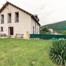 Casa Luis - APARTAMENTO con JARDÍN PRIVADO en los PIRINEOS, hotel in Castiello de Jaca