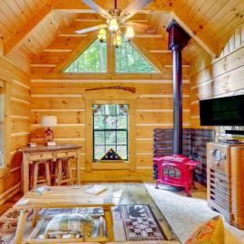 Cozy Log Cabin on 11 Acres: 3 Mi to Cherokee Lake!, hotel di Bean Station