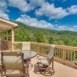 Hendersonville Retreat w/ Mtn Views & Deck!، فندق في هيندرسونفيل