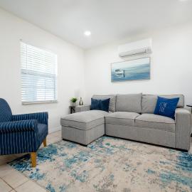Cozy and Comfortable One Bedroom Efficiency! 5 Blocks to the Beach!, hotel in Jacksonville Beach