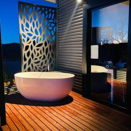 Celestine - 1 Bed Cabin with Outdoor Bath - Kundalini Lodge, hotel din Grattai