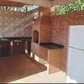 Casinha branca com piscina