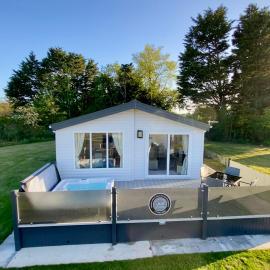 The Retreat 22 - Hot Tub Lodge, pet friendly, WiFi - Golden Palm Resort - Meadow Lakes Caravan & Lodge Hire