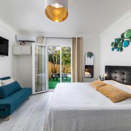 Bord de mer- Studio avec jardin, hotel in Roquebrune-Cap-Martin
