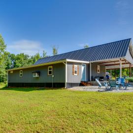 Cozy Clarkesville Getaway w/ Fire Pit! – hotel w mieście Clarkesville