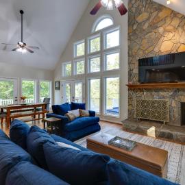 Waterfront Hartfield Vacation Rental w/ Dock!, hotel em Hartfield