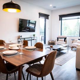 The Three Bear Penthouse - with Hot Tub, hotel in Revelstoke