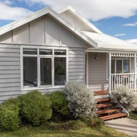 Derwent River Cottage - Tranquil Waterfront Living