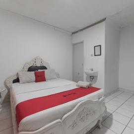 RedDoorz near Terminal Pasir Hayam Cianjur, готель у місті Чіанджур