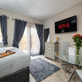Modern studio apartment - Close to the NEC, Airport, and Solihull Town - Parking