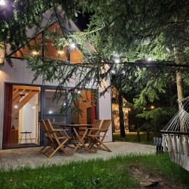 Żywiołowo - domki w stylu stodoły z placem zabaw i stawem - OGIEŃ, hotel a Parchowo