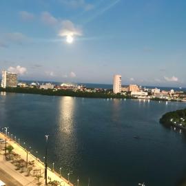 Aconchegante, ótima localização e vista para o mar