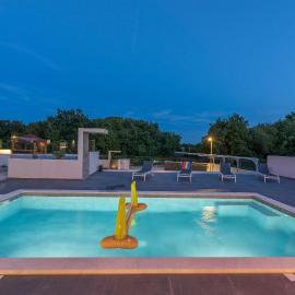 Villa mit Privatpool, Ping-Pong, BBQ, Hotel in Štokovci