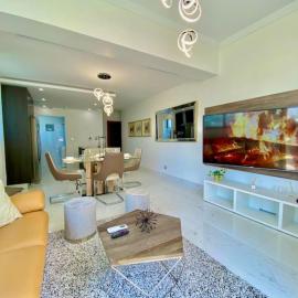Upscale City Center Condo, Hotel in Los Prados