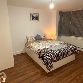 Lovely Hillingdon Family Holiday Home - 6 bedrooms