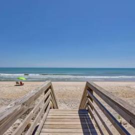 Bombastic Home - Steps to Beach - GameRm - Hot Tub - Pet Friendly, hotel in Surf City
