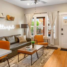 Modern condo in the heart of uptown Butte - Unit A、ビュートのホテル