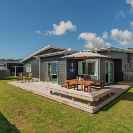 Hawk Hill Getaway - Cooks Beach Holiday Home – hotel w mieście Cooks Beach
