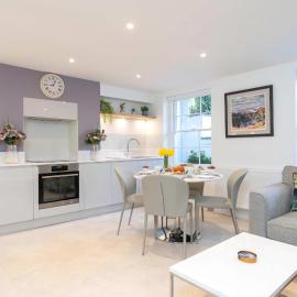 Stunning 2 Bed Basement Flat in the Heart of Cheltenham!