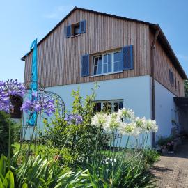 Haus mit stilvoller Ferienwohnung und Tiny House nahe Ammersee für 2-6 Personen, hotelli kohteessa Geltendorf