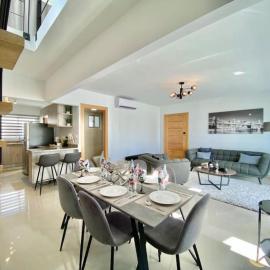 Stylish Apt Full AC King Bed, hotel di Los Prados