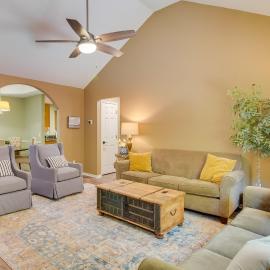 Charming Arkansas Retreat w/ Deck, Near Downtown!, Hotel in Fayetteville