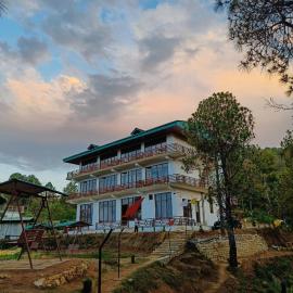 Lap Of Himalayas Resort, hotell i Kausani