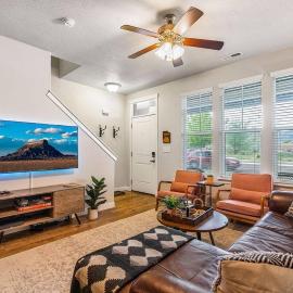 Spacious 2-Story, Pet&Fam Friendly, WFH, Gym&Pool