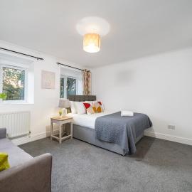 COZY 3 Bed House With Garden & Parking in Rochester, Kent Mins to Train Station, WiFi