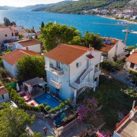 Villa Danijela with heated pool,jacuzzi and sauna, hotel in Seget Vranjica
