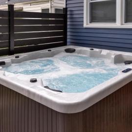 Near Drake/Downtown packed w/Amenities - Hot Tub - Movie Theater, hotel Des Moinesben