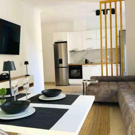 2 Bedroom Family Apartment with Free Parking – hotel w Salonikach