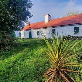 -Going back in time- 200 year old farmhouse, hotel in Creegh