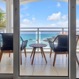 Maho Beach Studio Getaway, Oceanfront, Hotel in Maho Reef