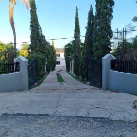3-Bed House Sleeps 6 with Mountain Views