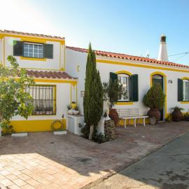 Charming Countryside Home with Fireplace & Patio, viešbutis mieste Alcoutim
