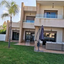 Maison de luxe dans une résidence fermée avec Piscine communautaire & Free Parking,NR 63 à Marina, hotel v destinácii Saidia 